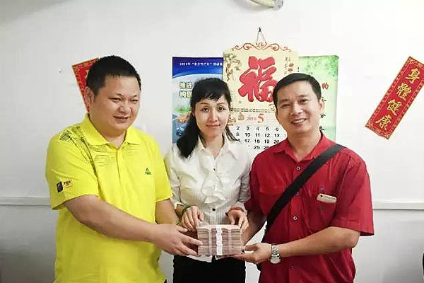 太帅了！佛山一公交司机背着女乘客冒雨狂奔&hellip;