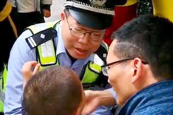 佛山禅城民警化身&ldquo;奶爸&rdquo;