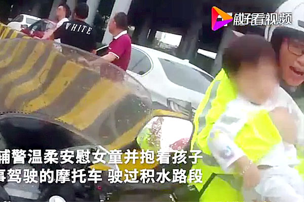 佛山这位女辅警，你温柔的样子好迷人