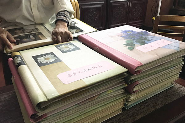 94岁老人向市档案馆累计捐献近1500件藏品