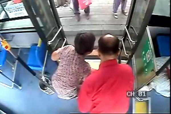 老婆婆下车难，热心公交司机送上最暖&ldquo;背影&rdquo;！