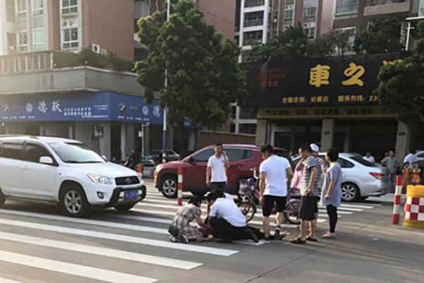 跪地救人！为顺德这位男护士点赞