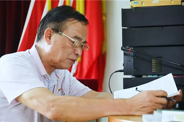 狮山榕树头大喇叭播音员：粤语播报十载 传递党的&ldquo;好声音