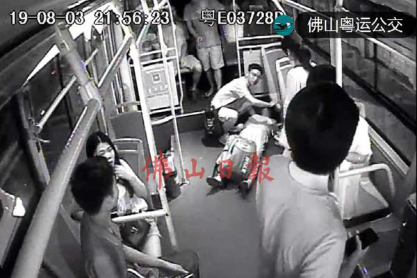 乘客突发癫痫 佛山公交司机连闯两次红灯将其送院