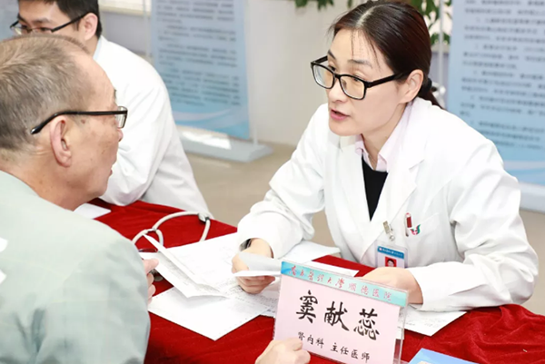 主动借钱给外来工看病！看看这班好医生......