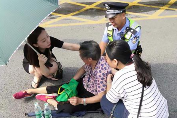 八旬老人中暑摔倒，扶不扶？他们用行动给出答案&hellip;&hellip;