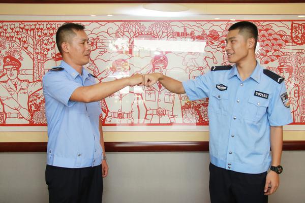 &ldquo;长大后，我要成为您&rdquo;警察父亲与警校儿子的故事