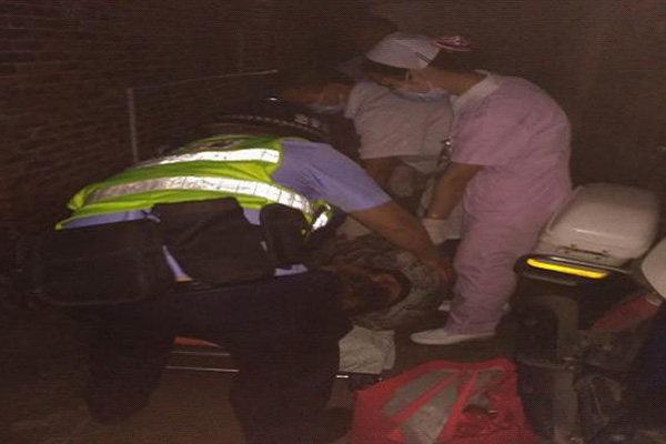 独居老人深夜发病，民警救助平安脱险