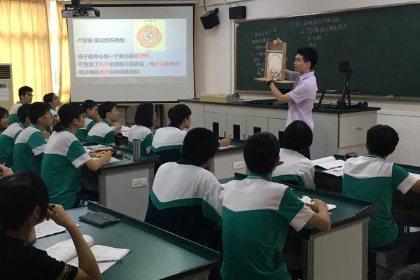 佛山90后教师把物理课上成音乐课