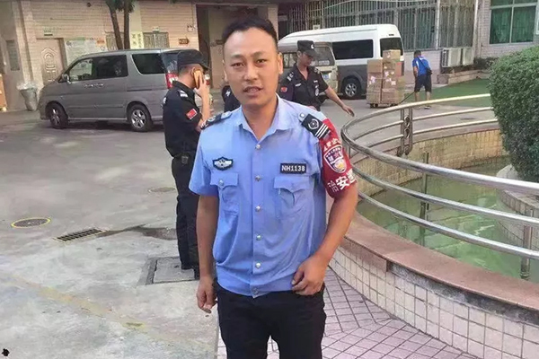10秒救人实录！2岁女孩失足落水，辅警变身&ldquo;飞人&rdquo;！