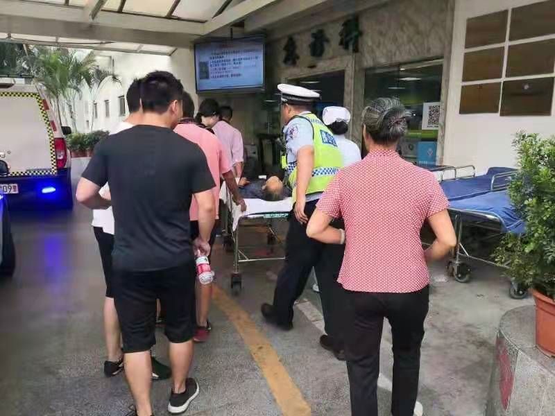 三水一农妇被毒蛇咬了！佛山110与交警联手护航送医