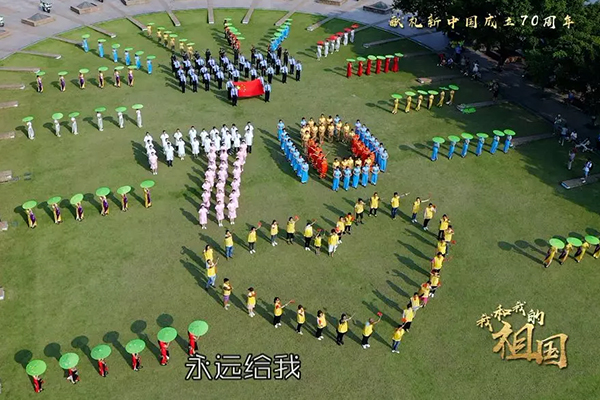 南海万人深情歌唱《我和我的祖国》，太震撼了！
