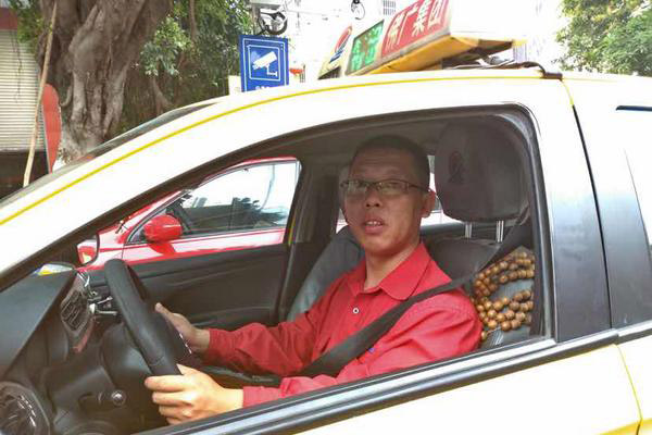 大货车尾部不停冒火烟，佛山好的哥红绿灯下奋勇救火