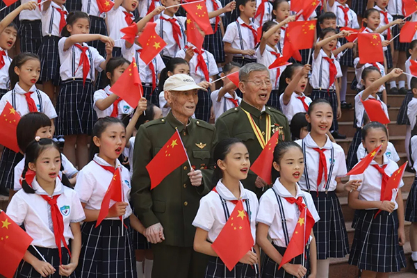 和"90"岁老兵升国旗，听他们的故事,热泪盈眶