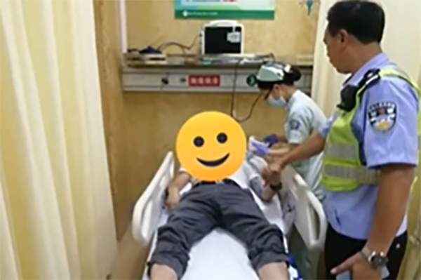 南海一司机突发心绞痛，颤抖跪地！幸好民警发现了