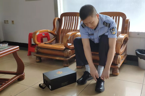 赞！网友愿望实现！南海&ldquo;教科书式&rdquo;施救辅警有新鞋了！