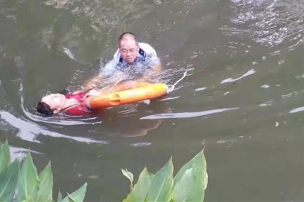 女子落水 大沥民警跳水救人后悄然离去