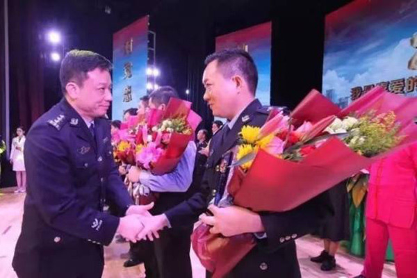 从军转警的他，总是向死而生