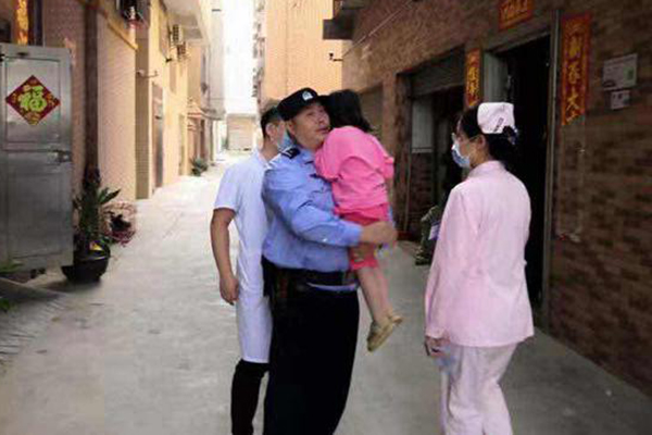 好险！三岁女童头卡阳台身体悬空，民警消防合力救下