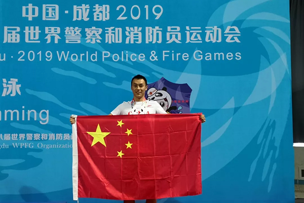 这位阿sir不仅游泳超帅，还能让数字&ldquo;开口说话&rdquo;！