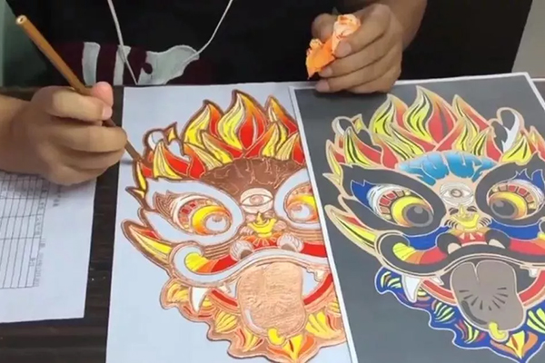 从一张纸变成精美艺术品，这是佛山铜凿剪纸