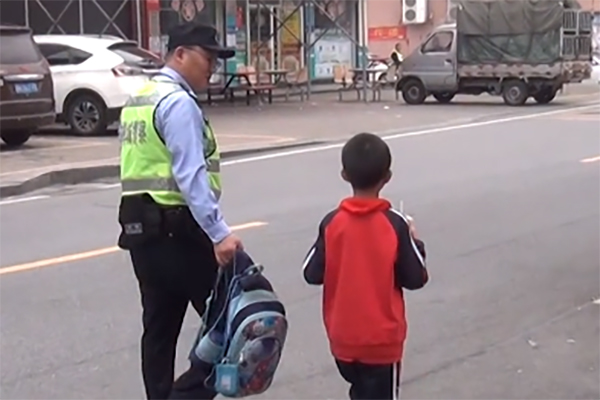 禅城民警温情执法，带女嫌疑人小孩上学