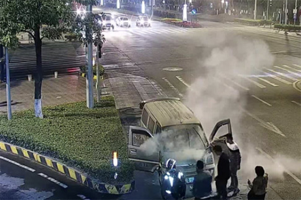 小车深夜起火，南海热心市民伸出援手！