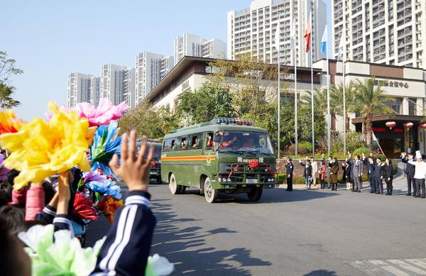 高明市民自发组织欢送山火救援人员
