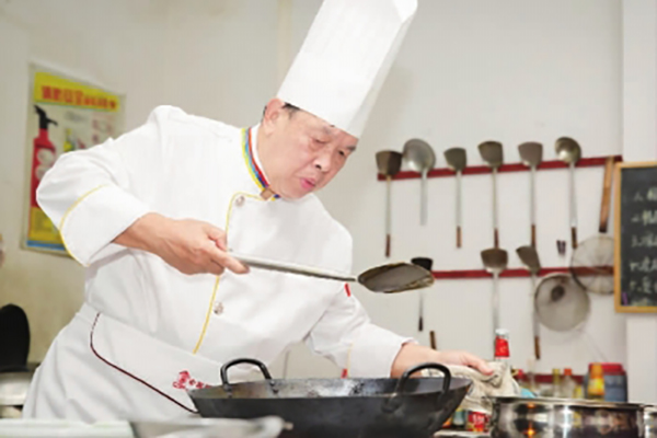 吴启莹：闯荡粤菜界57年成&ldquo;一流名厨&rdquo;