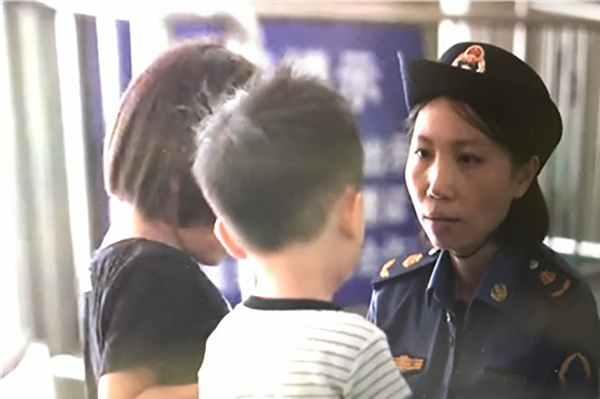 她用母爱送迷路的孩子回家