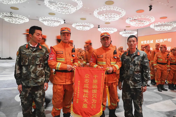 火场再相逢！战友跨越千里来驰援，他们紧紧相拥！