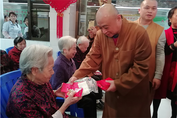 宝林寺新年慰问凤城敬老院长者