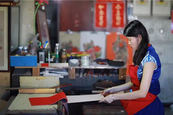 &ldquo;年画女侠&rdquo;唤醒年画中的美好愿景