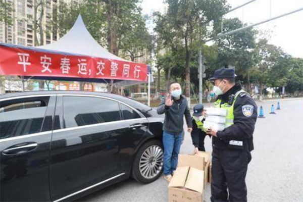 南海退役军人送口罩不留名，温暖一线防控执勤民警
