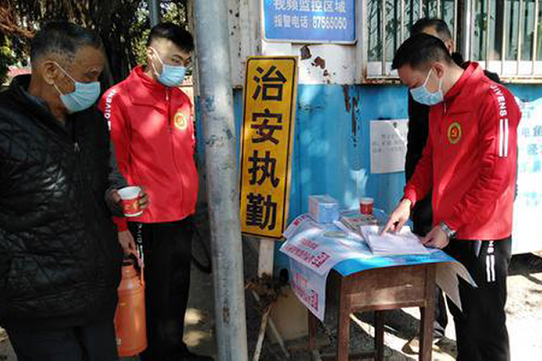 白坭80后村书记团结党员群众共同战役