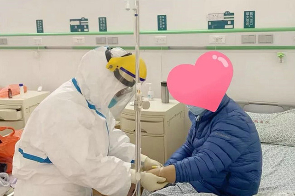 以防护服为&ldquo;战袍&rdquo;，她隔离病毒传递爱