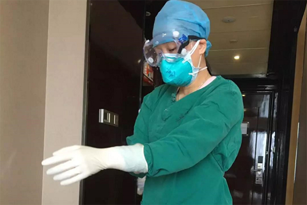 高明女护长的&ldquo;战疫日记&rdquo;：剪掉长发，进入方舱