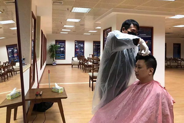 多名热心理发师走进警营免费为警辅人员理发