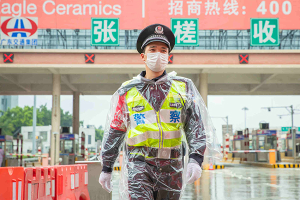 佛山抗疫一线人员无惧风雨，坚守城市&ldquo;大门&rdquo;