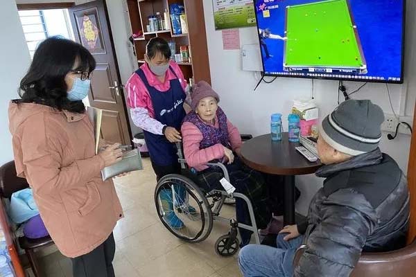 打造防疫&ldquo;安全岛&rdquo;！禅城90名护工温情守护458位老人