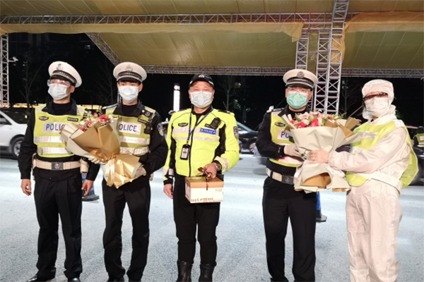 执勤26天，&ldquo;撤站不撤防&rdquo;！南海两民警岗位上庆生