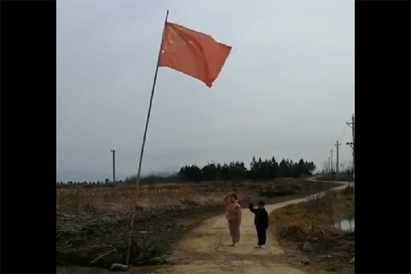 佛山南海小学生滞留家乡，&ldquo;开学日&rdquo;到村口向国旗敬礼