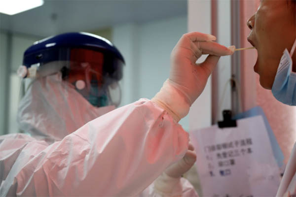 佛山市二医院咽拭子采集人：离病毒最近，但没人退缩