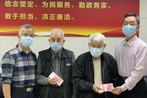 一心记挂抗疫工作 老党员慷慨解囊为抗疫捐款