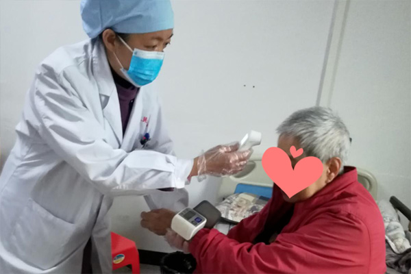 作为医生，他们不在一线抗击疫情，而是选择......