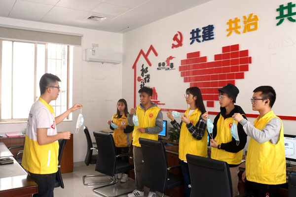 大学生志愿者罗浚雄：&ldquo;我已经长大了，要和你们一起战斗