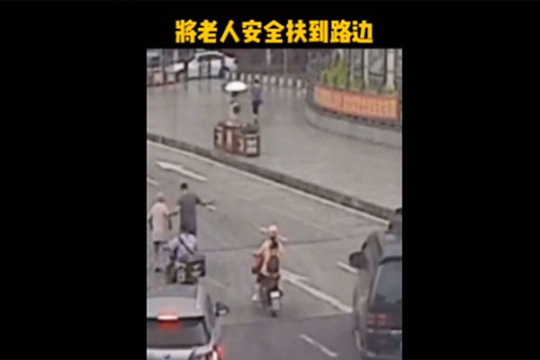 车流滚滚中，辅警化身最暖那道光！