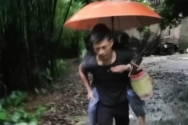 水位暴涨，三水退役军人身背八旬老人紧急转移！