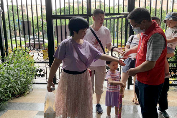 在职党员进社区 志愿服务添温暖