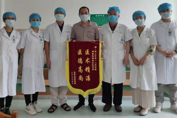 方寸锦旗，凝聚医患情谊